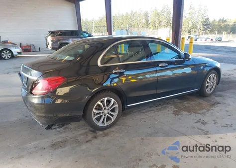 2015 Mercedes-Benz C 300 4Matic z USA, uszkodzony, nr VIN 55SWF4KBXFU081709